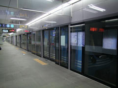 全ての駅にはホームドア（韓国ではスクリーンドアと呼ばれています）が設置されています