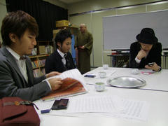 楽屋（図書室）にて、演奏の打ち合わせ