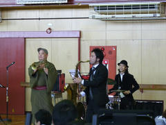 縦横無尽に駆け巡りつつ、演奏します♪