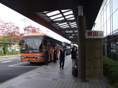 自分はバスで岡山空港へ…