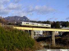 四万川を渡る１０７系