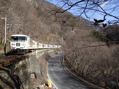 渓谷に沿って走ります