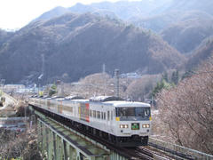 長野原草津口駅を出発した、特急“草津”号