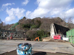 右の盛土跡が太子支線です…左の橋脚が吾妻線です