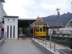 島原鉄道の終点、島原外港駅にて…背後は雲仙岳