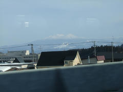 新青森駅を出発後、すぐに左手には八甲田山が見えました