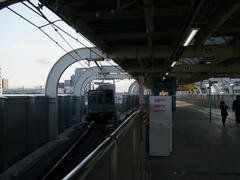 １番線から空港方面へ向かう、千葉ニュータウン鉄道所有の９０００形