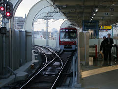 空港線（左）から来た列車が、スイッチバックし、本線方面（右）へと向かいます