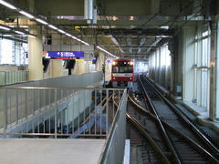 待避ホーム５番線に、普通列車が停車中