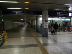 駅の通路を利用して、ターミナル間の移動も出来ます