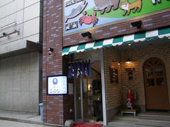 真ん中の小さい入口から、地下へ入ります