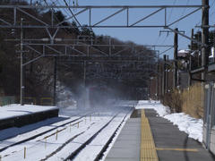 信濃追分駅発車…雪煙が凄いです