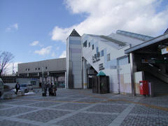 新しくなった上田駅…左奥の高架は上田電鉄別所線
