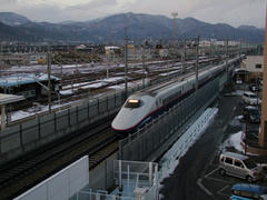 篠ノ井駅の脇を走る長野新幹線