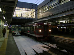 長野駅にて…右がしなの鉄道を利用する人々