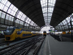 ドーム型の屋根が印象的な、アムステルダム中央駅