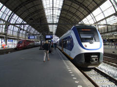 フランスのパリとを結ぶタリス（左）等、列車の顔触れはとてもバラエティに富んでいます