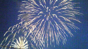 まだ青い空の花火