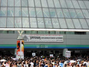 ＳＭＴライブの看板と人ごみ