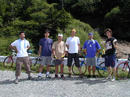 金精峠で集合写真。さぁダウンヒル開始です！