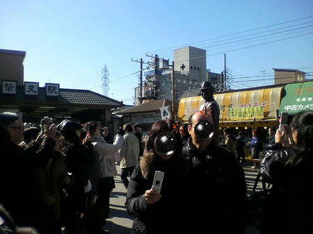 寅さん銅像と柴又駅