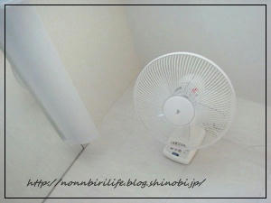 壁付け扇風機と夏の寝具