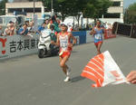 力走する尾形選手、沿道には中国電力の油谷君や佐藤君が応援に来ていました