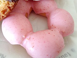 セブンドーナツ　もちもちいちごリングドーナツ