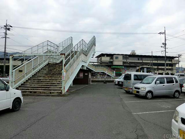 第4駐車場から見た歩道橋と福山競馬場