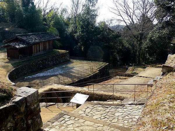 大手虎口付近の曲輪群と土塁石垣