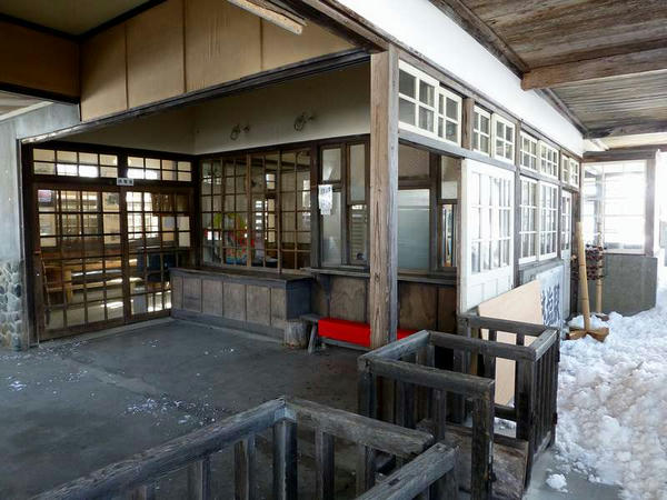 改札口付近から窓口（向かって右が切符売り場で左が手荷物預かり所）方向