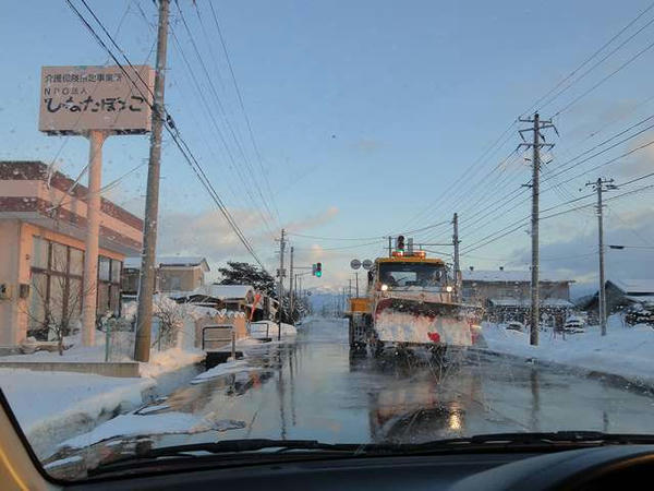 国道121号の消雪装置と除雪車