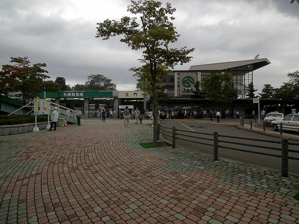 札幌競馬場正門付近
