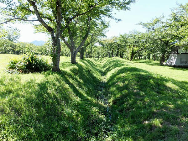 百間堀（写真左手が城外）