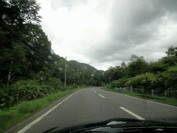 中山峠を行く