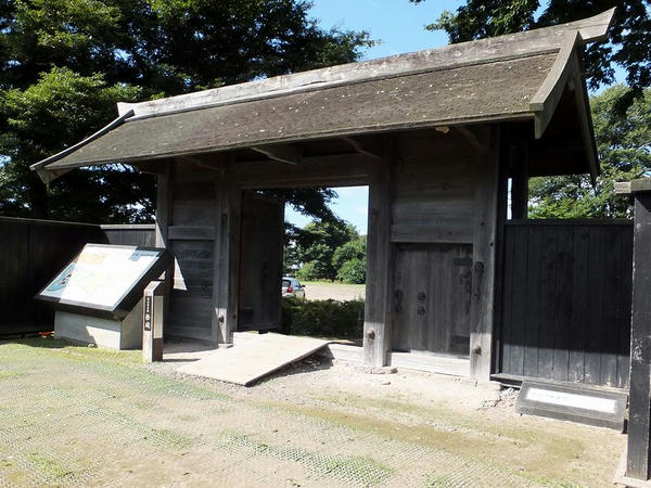 旧八戸城東門