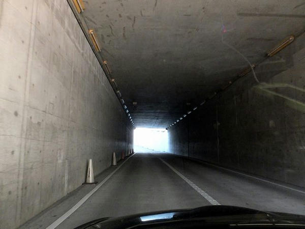 走路下のトンネル