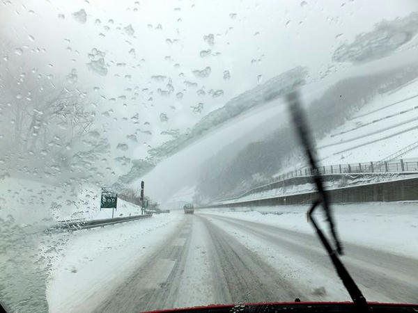 雪の中央道を