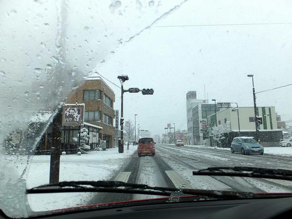 雪の甲府市内を