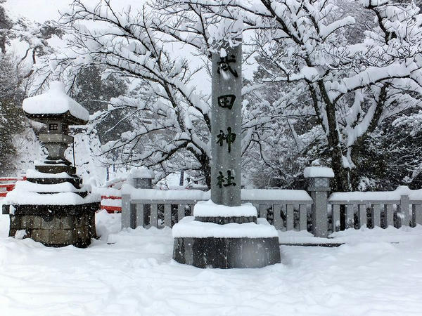 武田神社正面入口のところの石碑