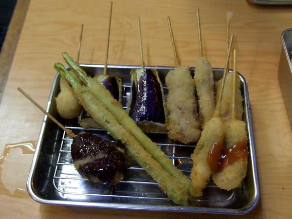 味自慢串かつ（牛） 100円×2本、豚ヘレ 150円、ささみしそ巻き 150円×2本、なすび 120円×2本、アスパラ 200円×2本、うずら 100円、バナナ 120円