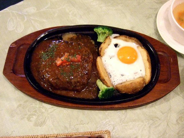 手作りハンバーグステーキ（300g）セット 1,880円 のハンバーグ