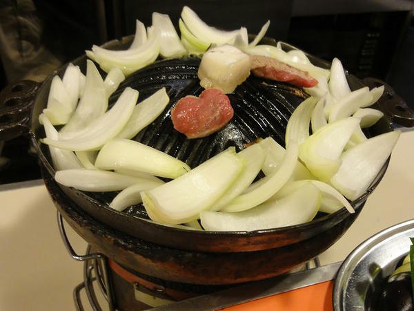 玉ねぎ食べ放題 105円 （肉片2つは前述の北海道産ラム）