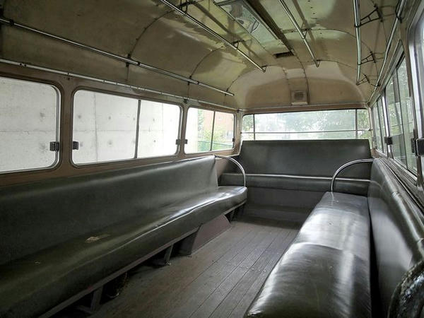 マイクロバスの車内