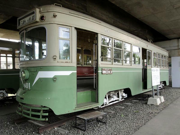 半鋼製2軸ボギー電動客車 600形（601）
