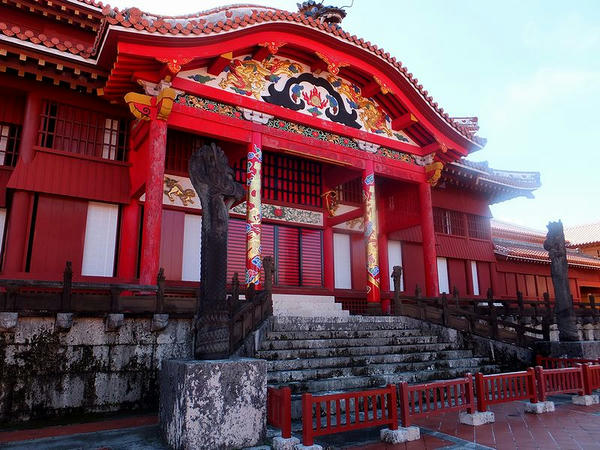 正殿の正面入口付近と龍柱