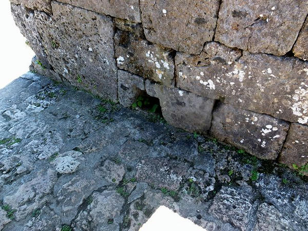入口の石積みのところにあった門の跡