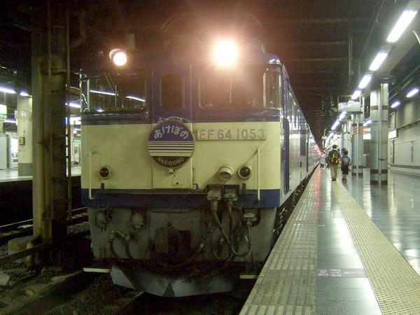 上野駅で発車を待つ『寝台特急あけぼの号』