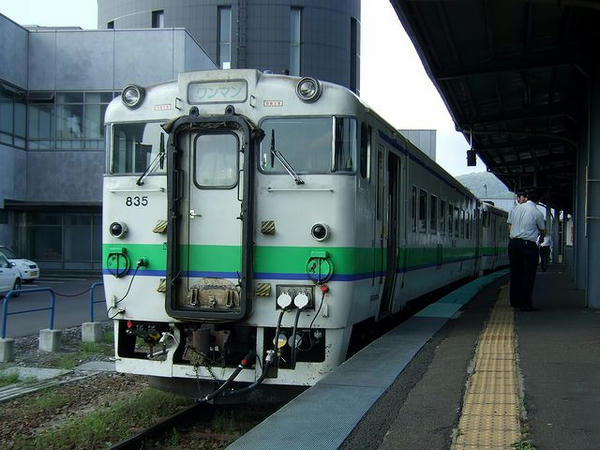 函館駅で発車を待つ普通列車