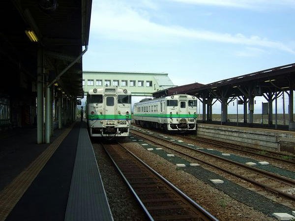 森駅に停車中の普通列車